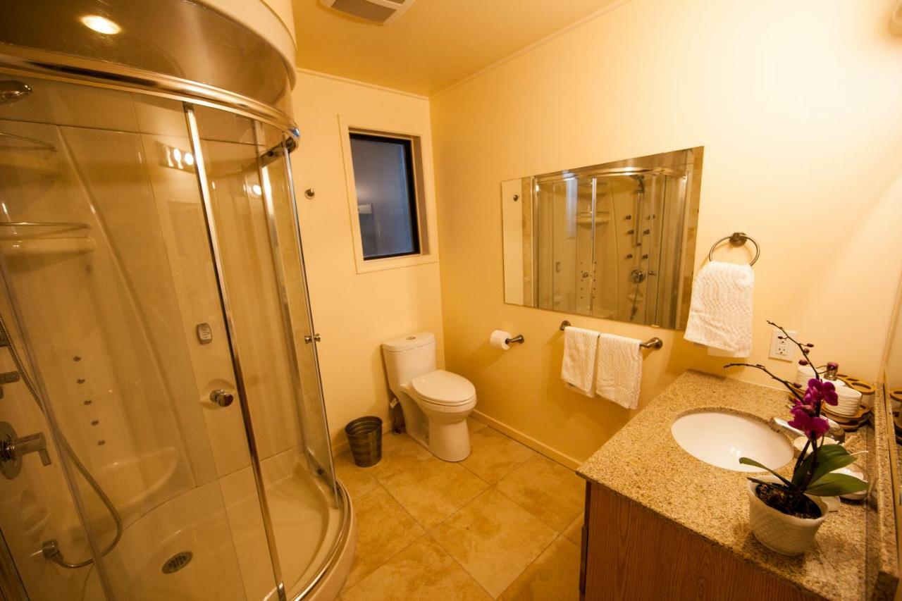 Shangrila Waterfront Vacation Home Bedwell Harbour Экстерьер фото